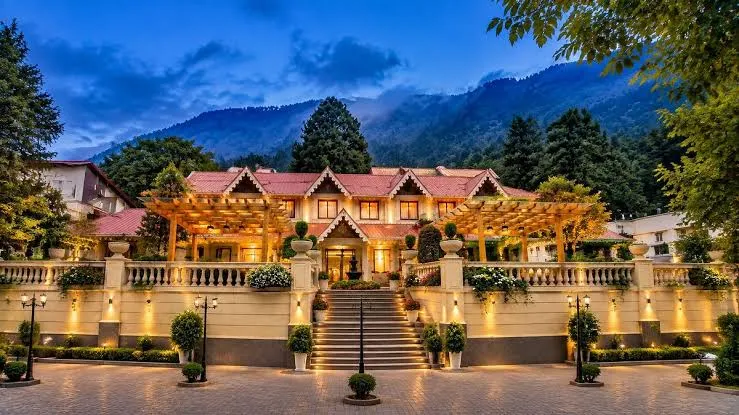 Spa-town arrival and heritage resort surroundings